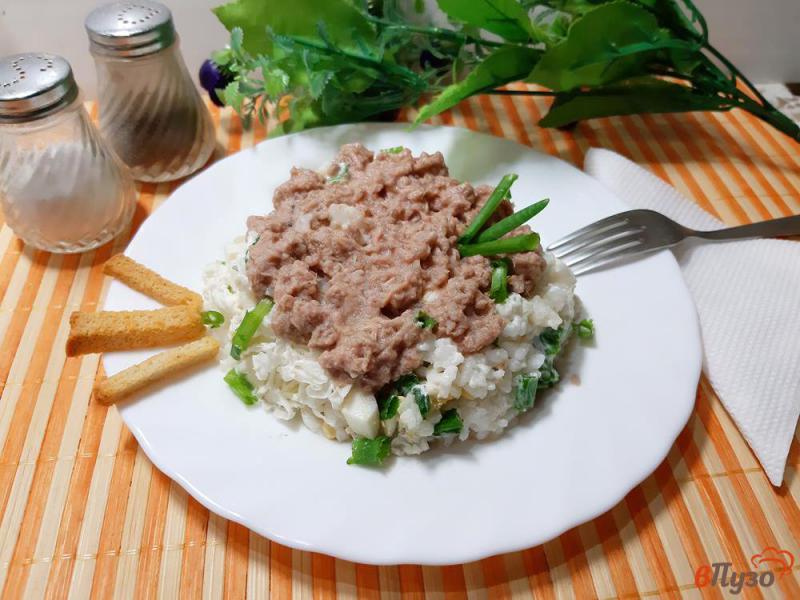 Фото приготовление рецепта: Салат слоеный с пекинской капустой тунцом и рисом шаг №8