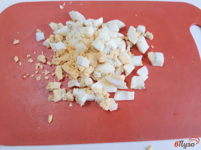 Фото приготовление рецепта: Пирожки с луком и яйцом из слоеного теста шаг №1