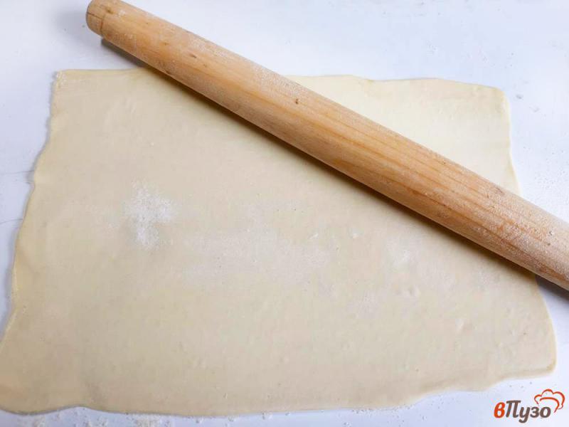 Фото приготовление рецепта: Пирожки с луком и яйцом из слоеного теста шаг №4