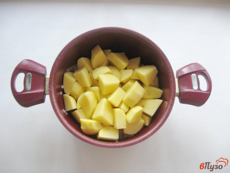 Фото приготовление рецепта: Жаркое из картофеля с тушенкой шаг №3
