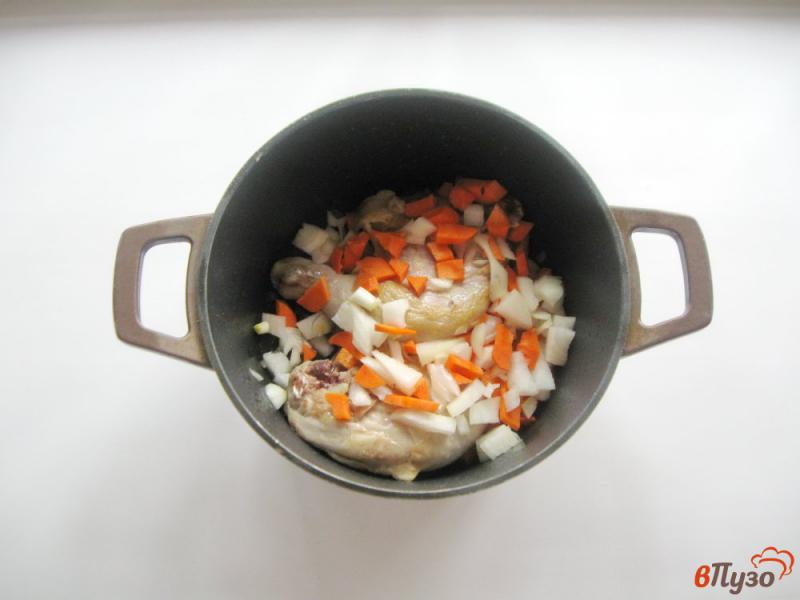 Фото приготовление рецепта: Жаркое из курицы с маринованными огурцами шаг №3