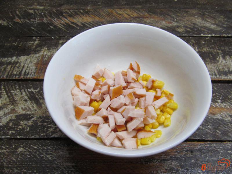 Фото приготовление рецепта: Салат из копченого мяса курицы с огурцом и кукурузой шаг №3