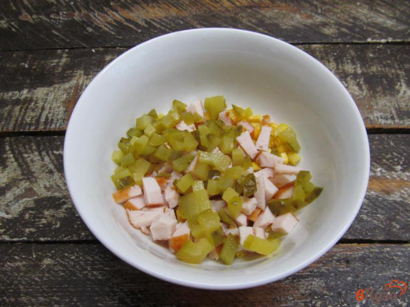 Фото приготовление рецепта: Салат из копченого мяса курицы с огурцом и кукурузой шаг №4