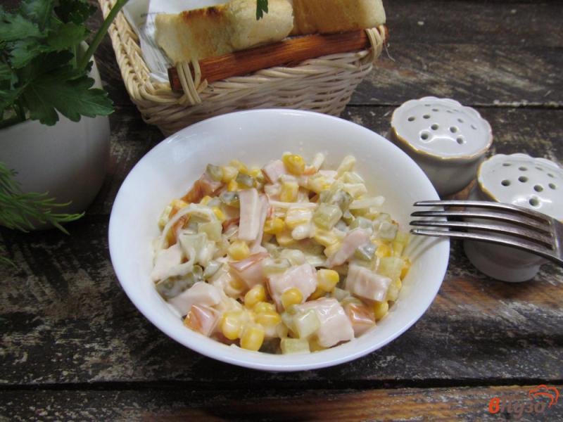 Фото приготовление рецепта: Салат из копченого мяса курицы с огурцом и кукурузой шаг №7