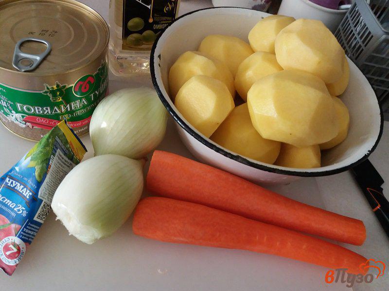 Фото приготовление рецепта: Тушеный картофель с говяжьей тушенкой шаг №1