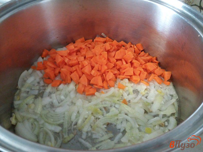 Фото приготовление рецепта: Тушеный картофель с говяжьей тушенкой шаг №3