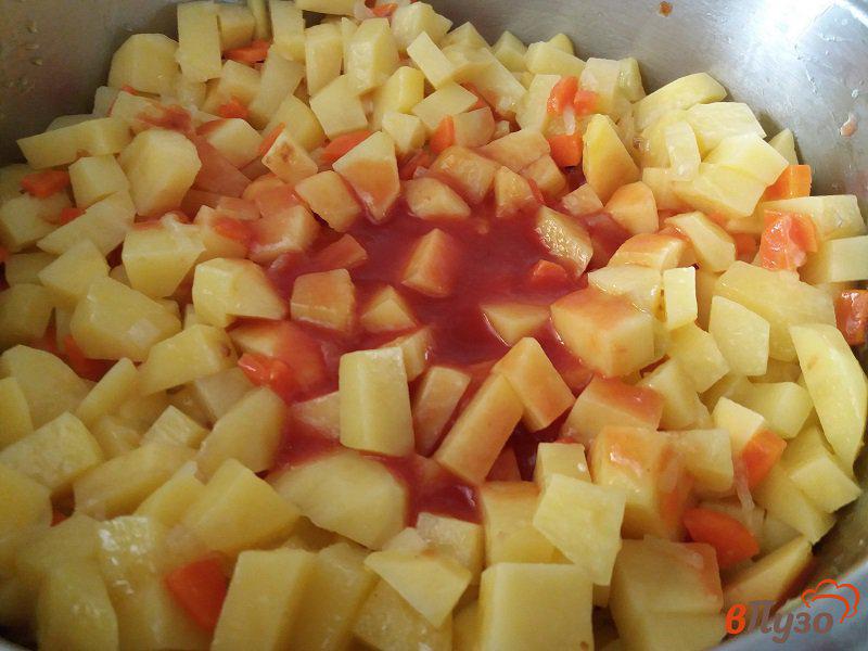 Фото приготовление рецепта: Тушеный картофель с говяжьей тушенкой шаг №5