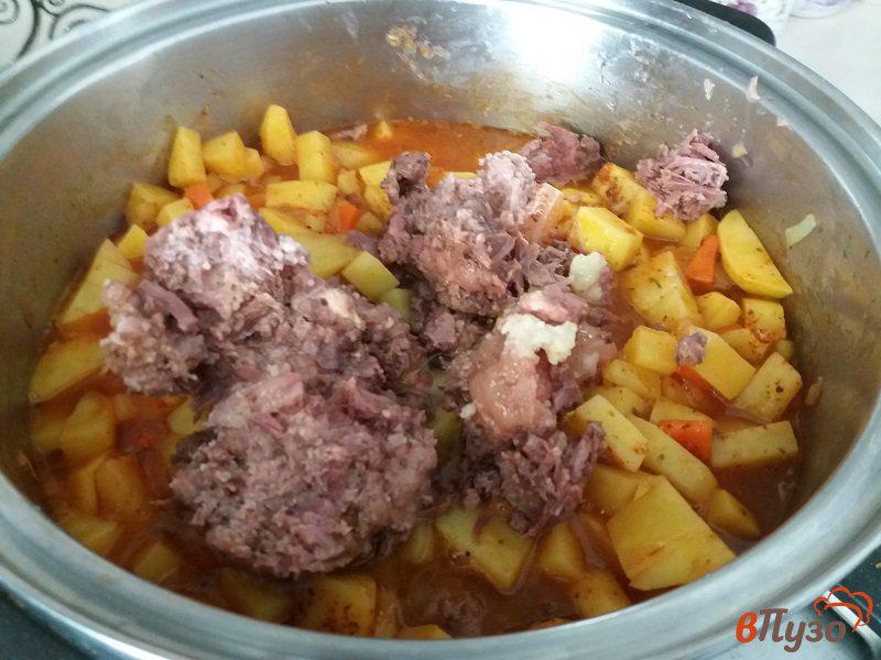 Фото приготовление рецепта: Тушеный картофель с говяжьей тушенкой шаг №7