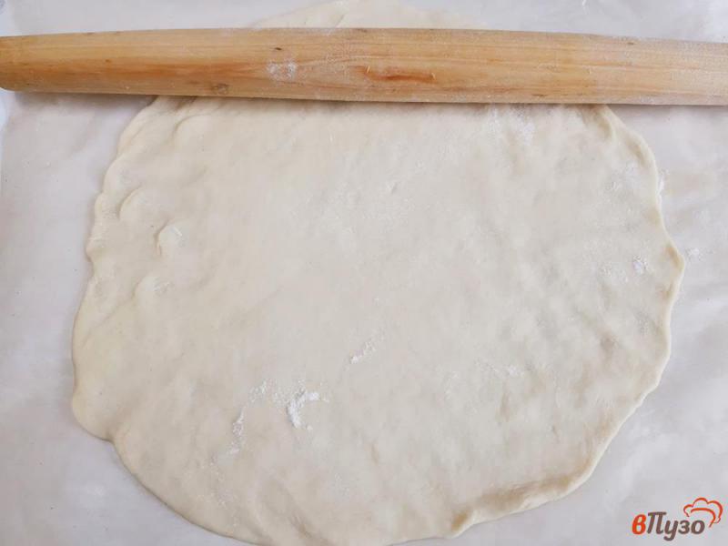 Фото приготовление рецепта: Пицца на дрожжевом тесте с сосисками шампиньонами и маслинами шаг №7