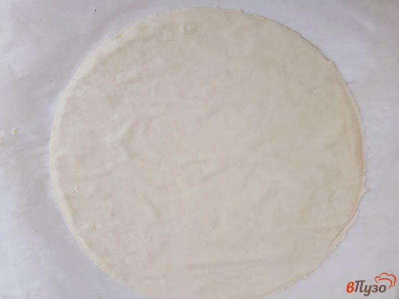 Фото приготовление рецепта: Пицца на дрожжевом тесте с сосисками шампиньонами и маслинами шаг №8
