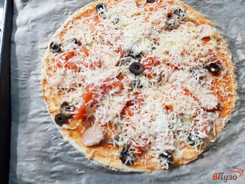 Фото приготовление рецепта: Пицца на дрожжевом тесте с сосисками шампиньонами и маслинами шаг №14