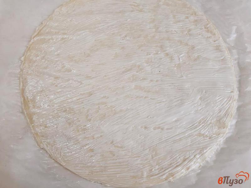 Фото приготовление рецепта: Пицца на дрожжевом тесте с сосисками шампиньонами и маслинами шаг №9