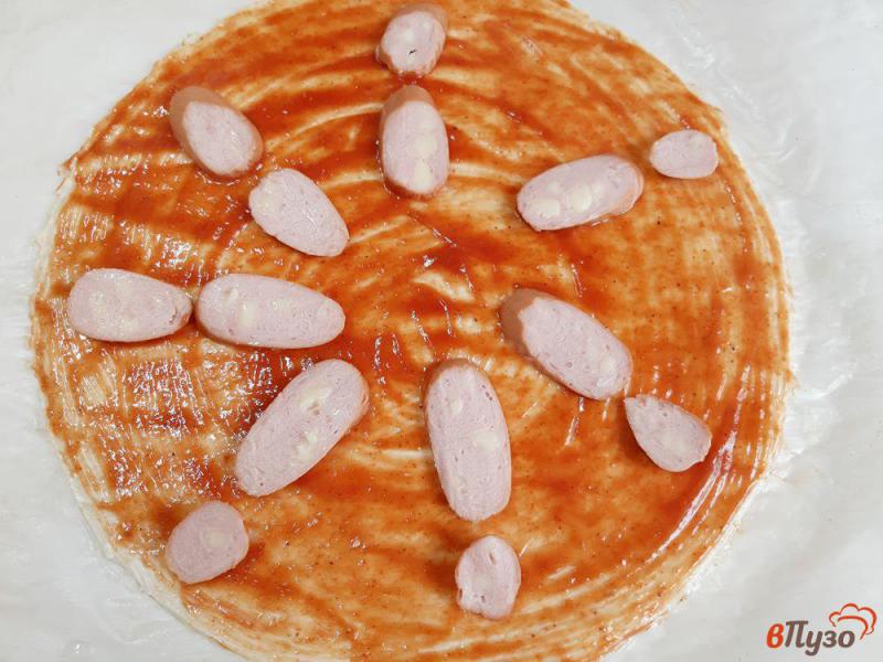 Фото приготовление рецепта: Пицца на дрожжевом тесте с сосисками шампиньонами и маслинами шаг №11