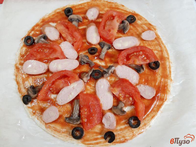 Фото приготовление рецепта: Пицца на дрожжевом тесте с сосисками шампиньонами и маслинами шаг №13