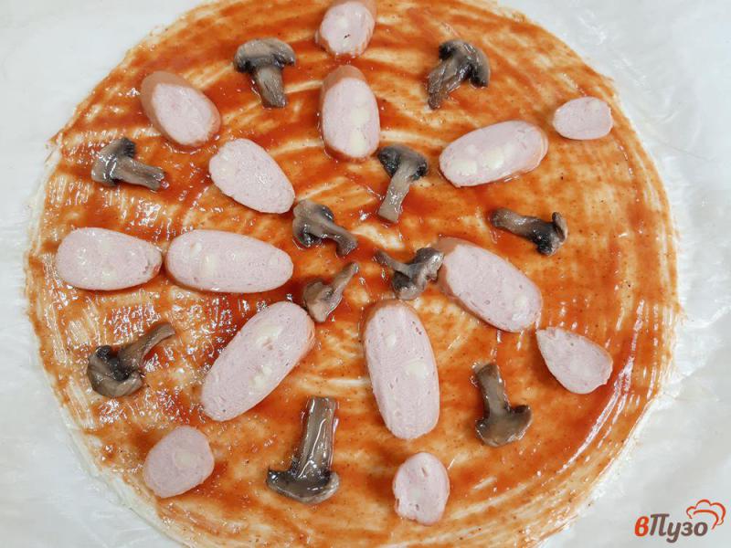 Фото приготовление рецепта: Пицца на дрожжевом тесте с сосисками шампиньонами и маслинами шаг №12