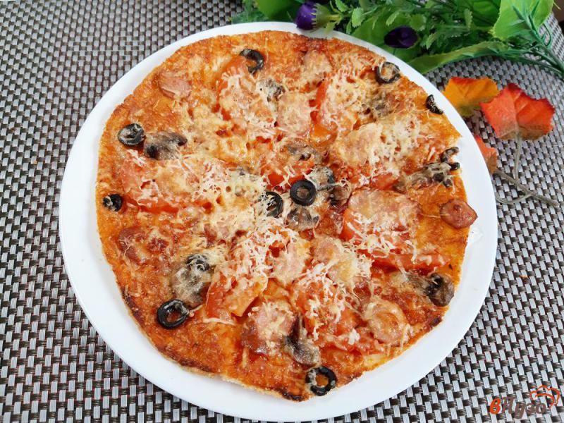 Фото приготовление рецепта: Пицца на дрожжевом тесте с сосисками шампиньонами и маслинами шаг №15