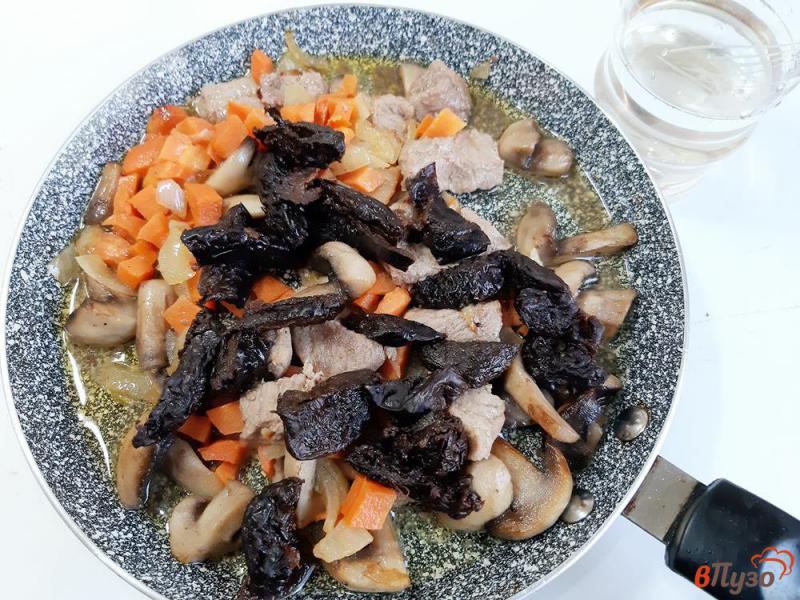 Фото приготовление рецепта: Шампиньоны тушеные с говядиной и черносливом шаг №10