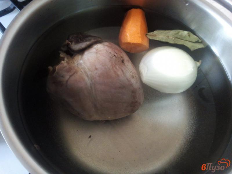 Фото приготовление рецепта: Салат со свиным сердцем шаг №1