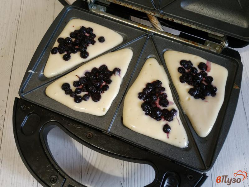 Фото приготовление рецепта: Черничные пирожки в мультипекаре шаг №7