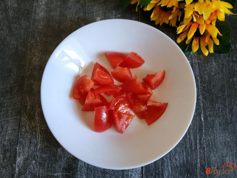 Фото приготовление рецепта: Салат с крабовыми палочками и помидором шаг №1