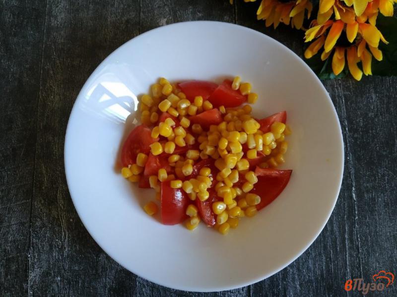Фото приготовление рецепта: Салат с крабовыми палочками и помидором шаг №2