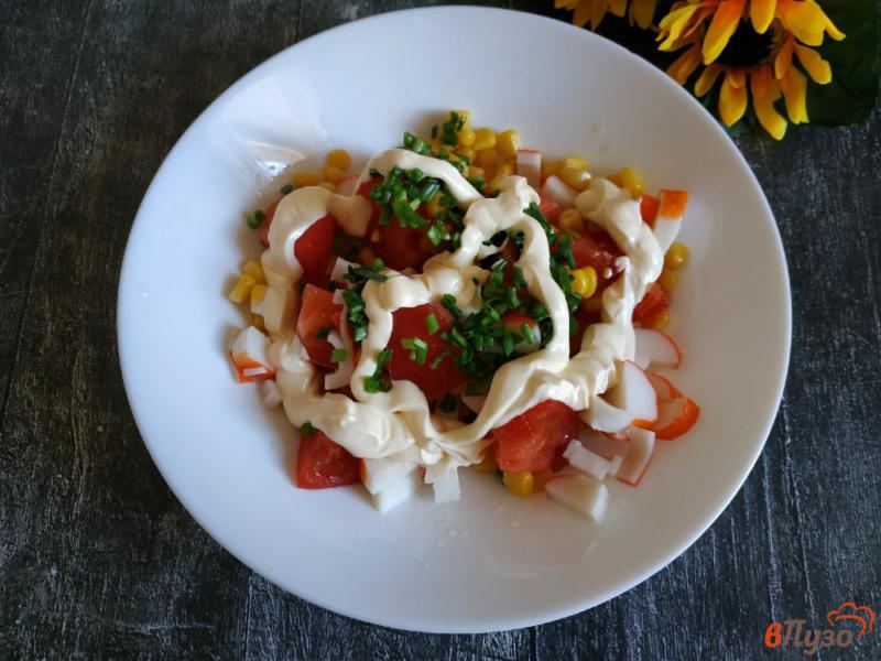 Фото приготовление рецепта: Салат с крабовыми палочками и помидором шаг №4
