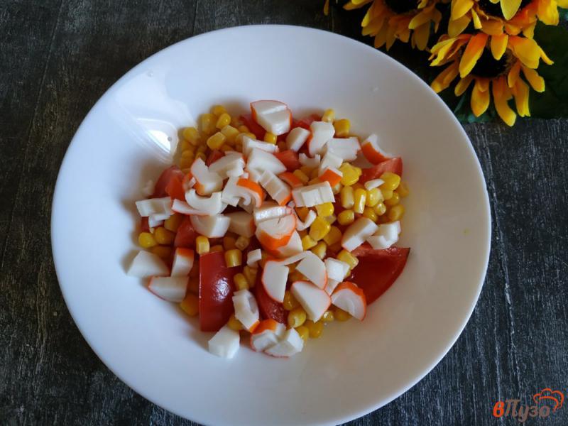 Фото приготовление рецепта: Салат с крабовыми палочками и помидором шаг №3