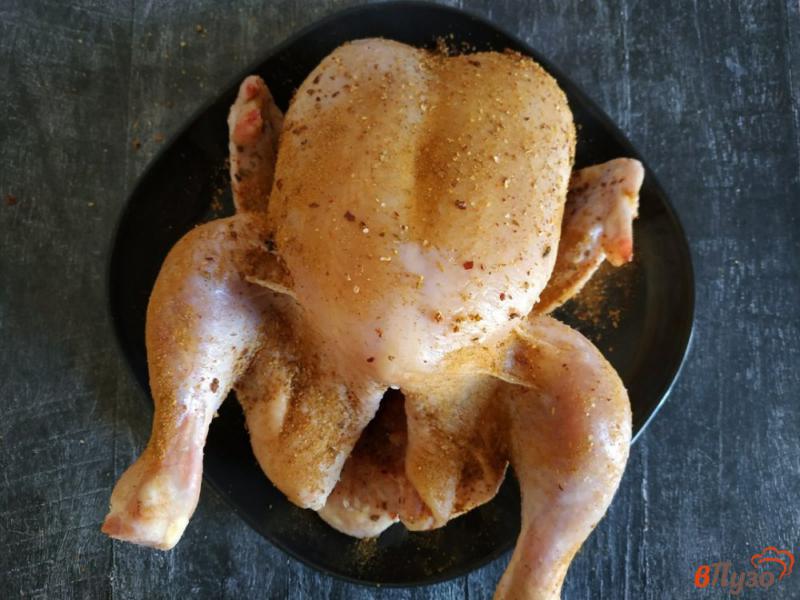 Фото приготовление рецепта: Курица на соли шаг №2