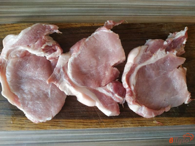 Фото приготовление рецепта: Свиные отбивные в пышной кляре шаг №1