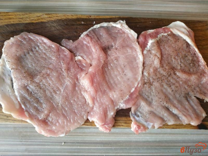 Фото приготовление рецепта: Свиные отбивные в пышной кляре шаг №2
