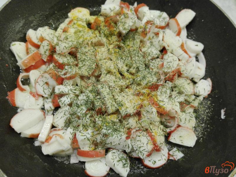 Фото приготовление рецепта: Спагетти с крабовыми палочками в сметанном соусе шаг №2