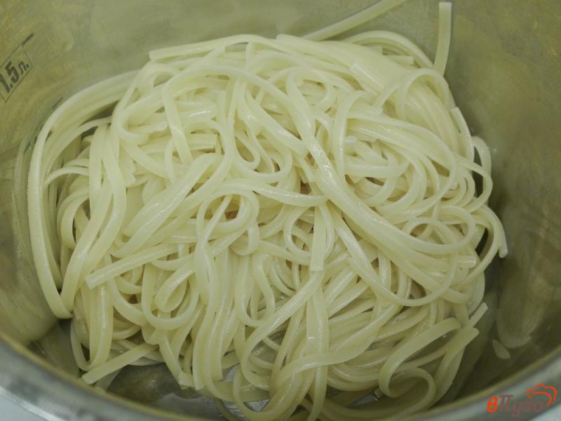 Фото приготовление рецепта: Спагетти с крабовыми палочками в сметанном соусе шаг №4