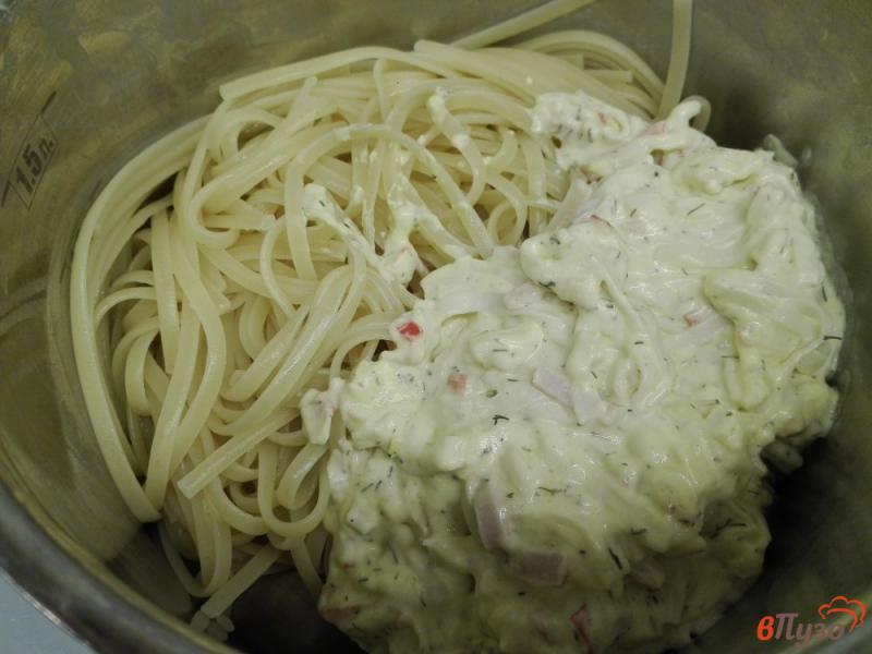 Фото приготовление рецепта: Спагетти с крабовыми палочками в сметанном соусе шаг №5