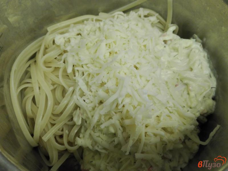 Фото приготовление рецепта: Спагетти с крабовыми палочками в сметанном соусе шаг №6