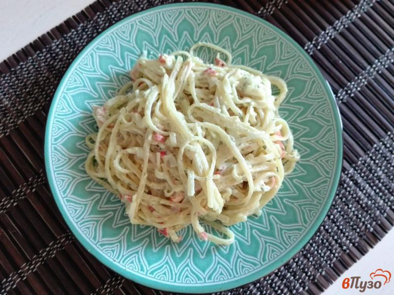 Фото приготовление рецепта: Спагетти с крабовыми палочками в сметанном соусе шаг №7