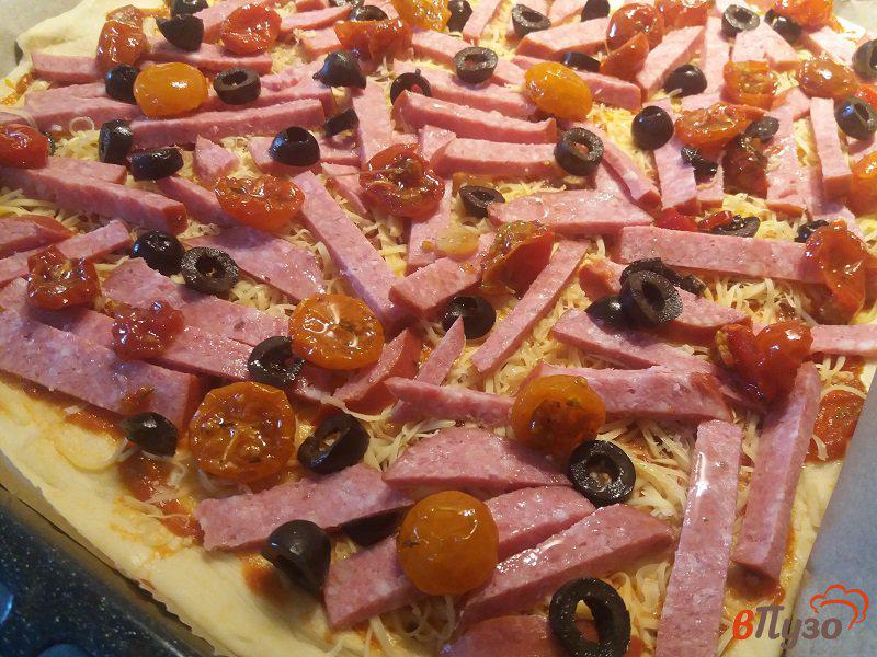 Фото приготовление рецепта: Пицца мясная с вялеными помидорами шаг №6