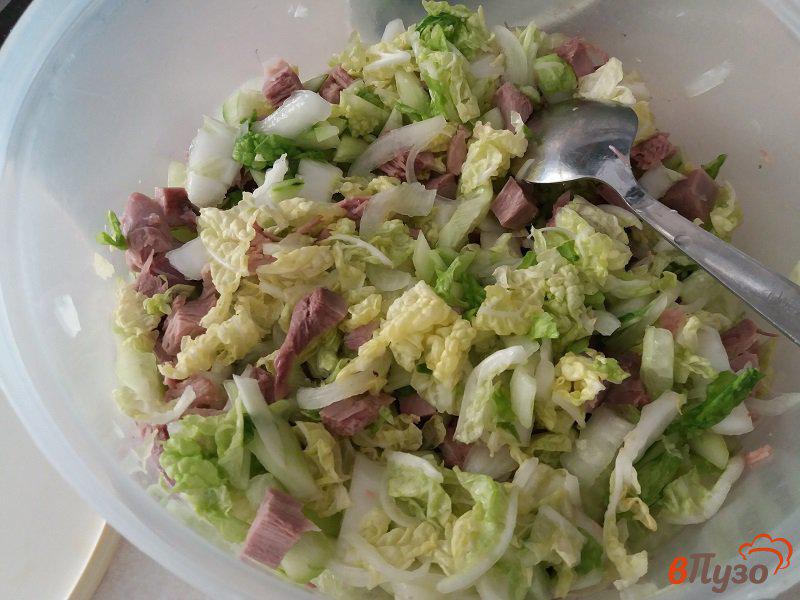 Фото приготовление рецепта: Салат мясной с пекинской капустой шаг №7
