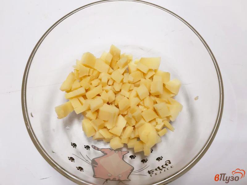 Фото приготовление рецепта: Салат картофельный с селедкой и маслинами шаг №2