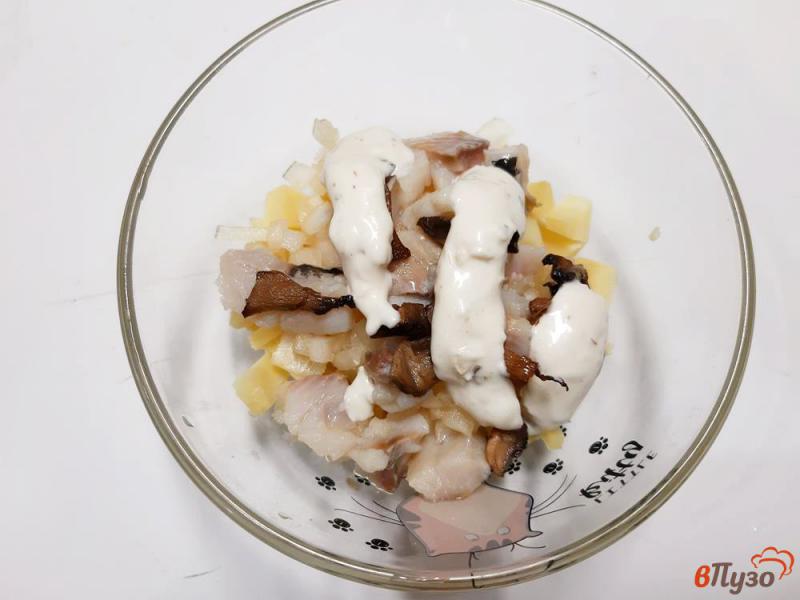 Фото приготовление рецепта: Салат картофельный с селедкой и маслинами шаг №7