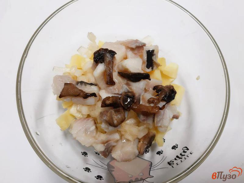 Фото приготовление рецепта: Салат картофельный с селедкой и маслинами шаг №6