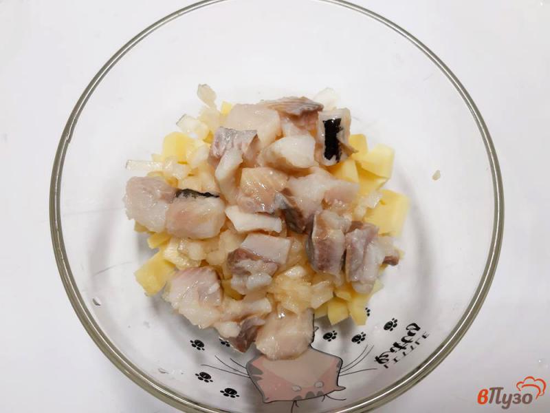 Фото приготовление рецепта: Салат картофельный с селедкой и маслинами шаг №5