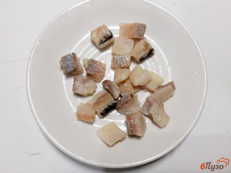 Фото приготовление рецепта: Салат картофельный с селедкой и маслинами шаг №4