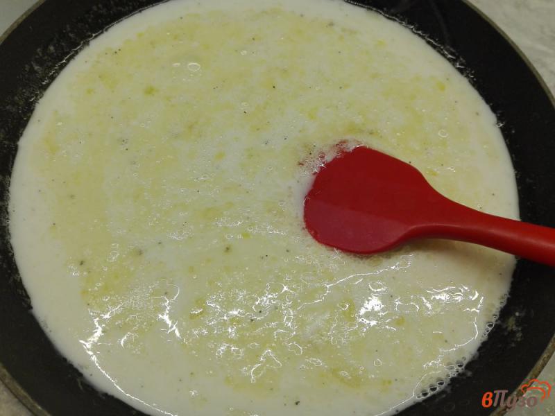 Фото приготовление рецепта: Тальятелле со сливочным соусом и сыром шаг №4