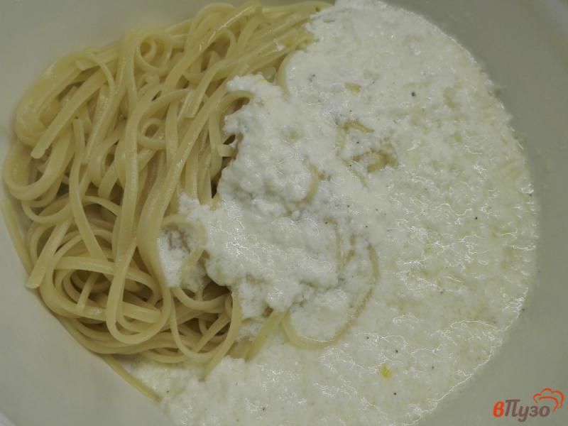 Фото приготовление рецепта: Тальятелле со сливочным соусом и сыром шаг №5