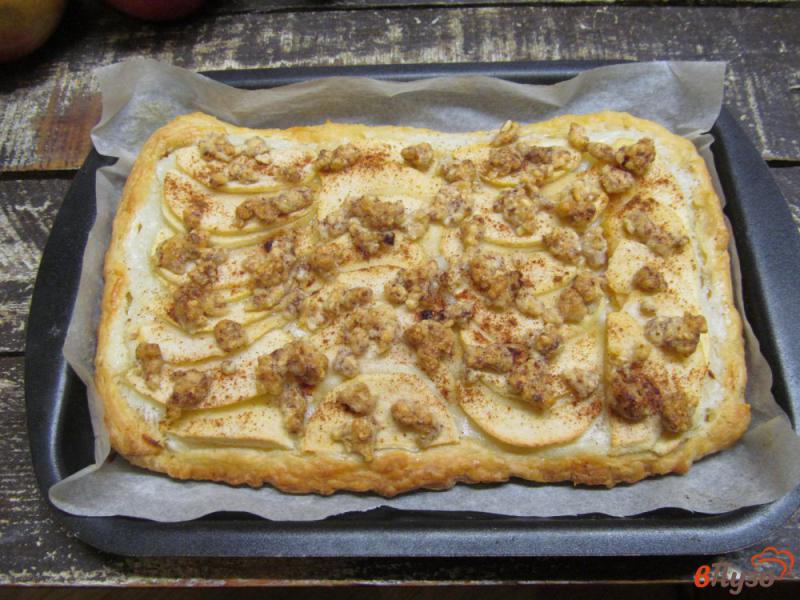 Фото приготовление рецепта: Сладкая пицца с яблоком шаг №9