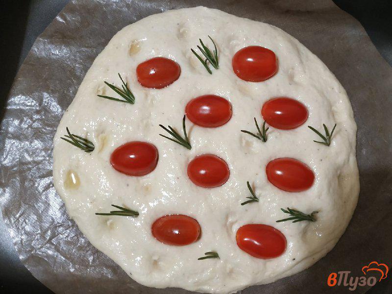 Фото приготовление рецепта: Итальянская фокачча с томатами черри шаг №5
