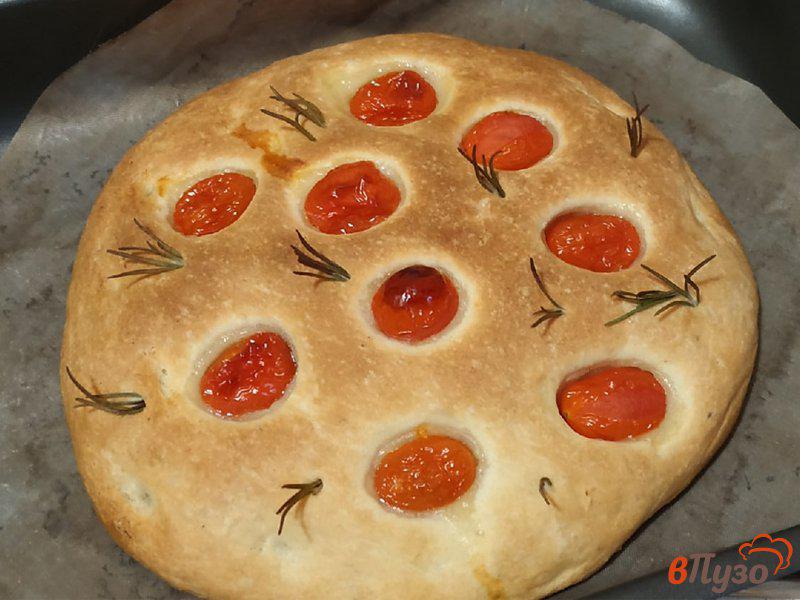 Фото приготовление рецепта: Итальянская фокачча с томатами черри шаг №6