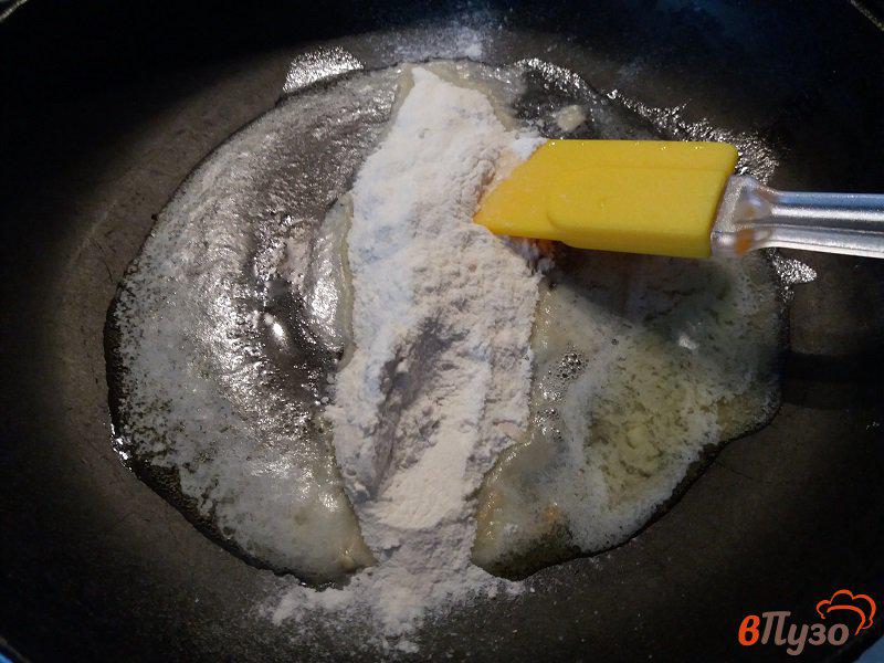 Фото приготовление рецепта: Фрикадельки по-шведски со сливочным и брусничным соусами шаг №13