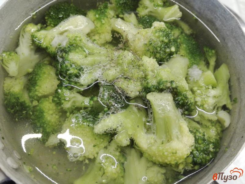 Фото приготовление рецепта: Овощной микс из картофеля и брокколи с кунжутом шаг №4