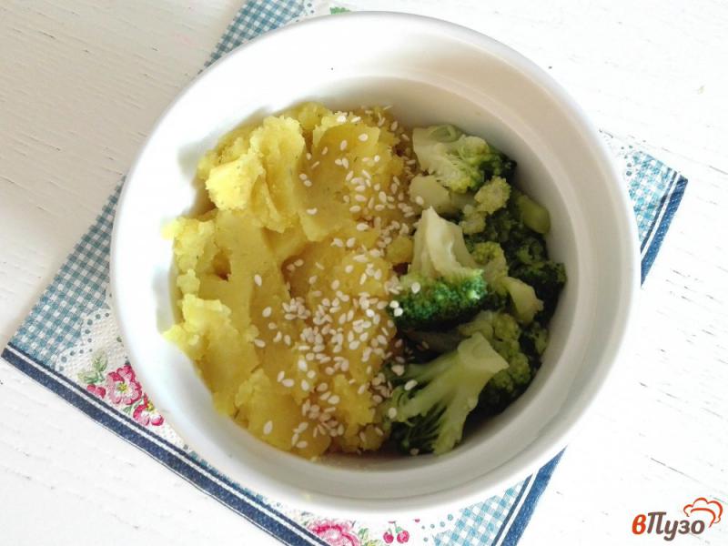 Фото приготовление рецепта: Овощной микс из картофеля и брокколи с кунжутом шаг №5
